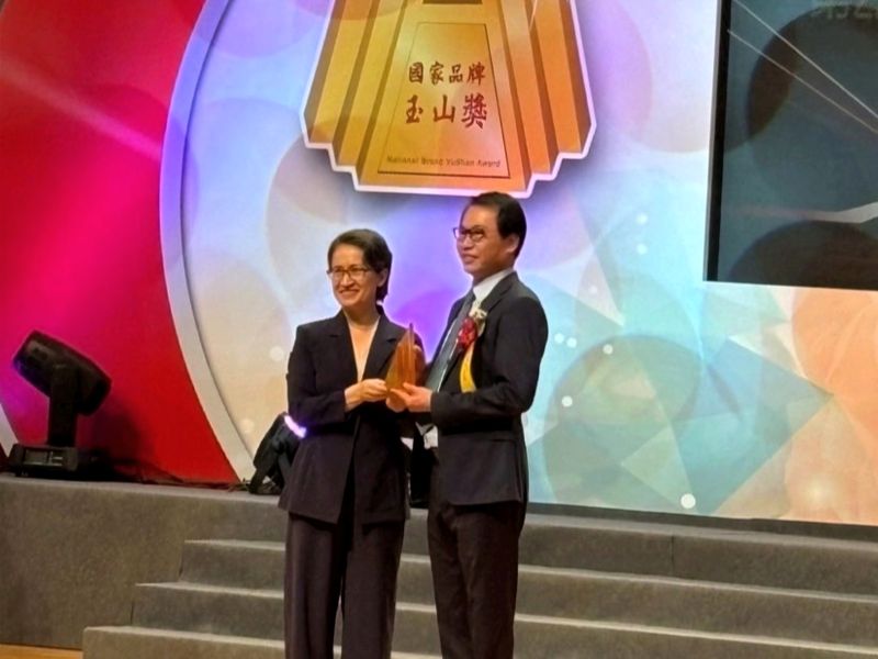 國家品牌玉山獎典禮由副總統蕭美琴(左)頒獎, 董事長吳嘉峰(右)代表綠茵生技領獎。